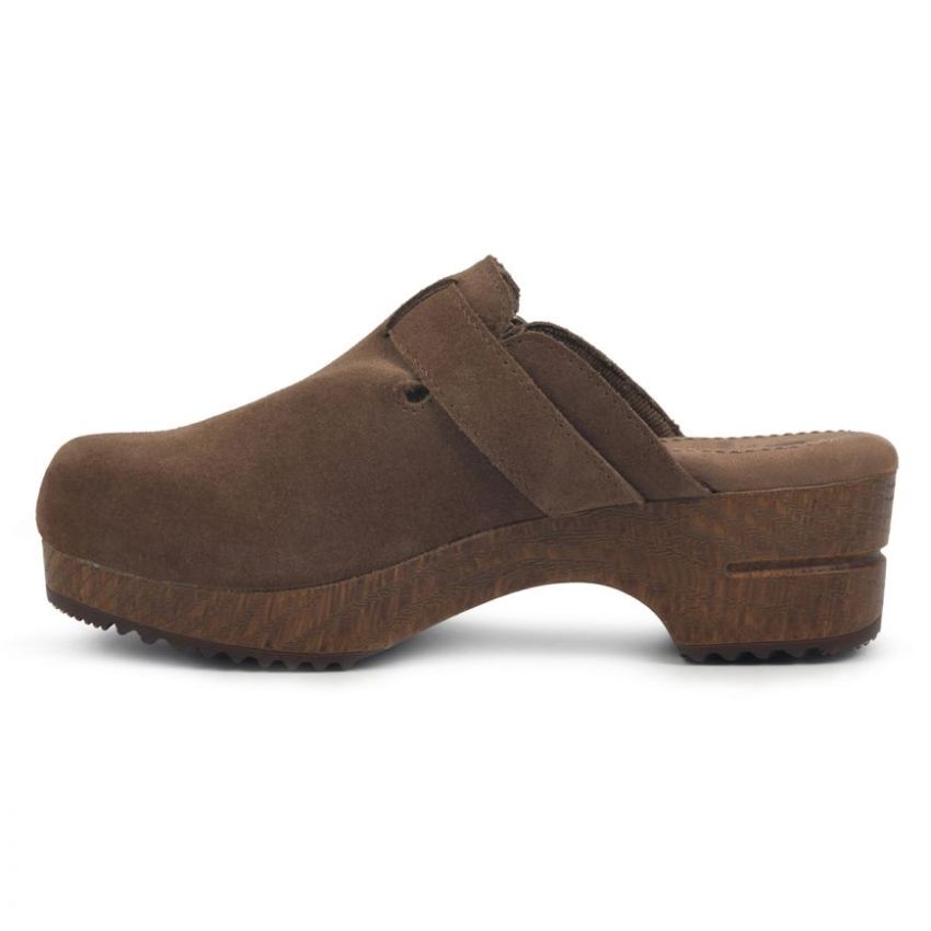 White Mountain Behold Leather Clog-Chestnut Suede